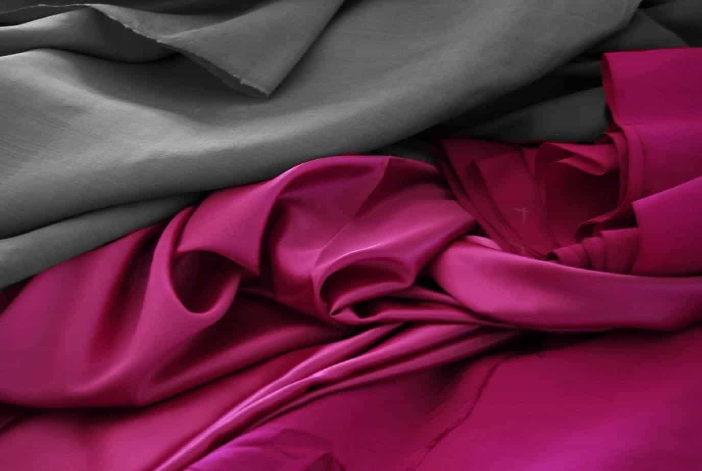  استخدام اقمشة الحرير الطبيعي في إنتاج الملابس الفريدة 